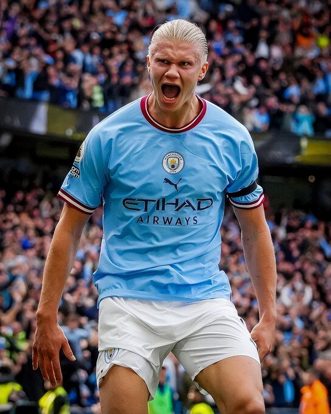 何宇鹏纪念捧杯： 一整季的重量都化为光芒，只为这一次触碰（何宇鹏捧杯时刻：漫长赛季的沉淀化作耀眼一瞬，只为这一刻的触及）