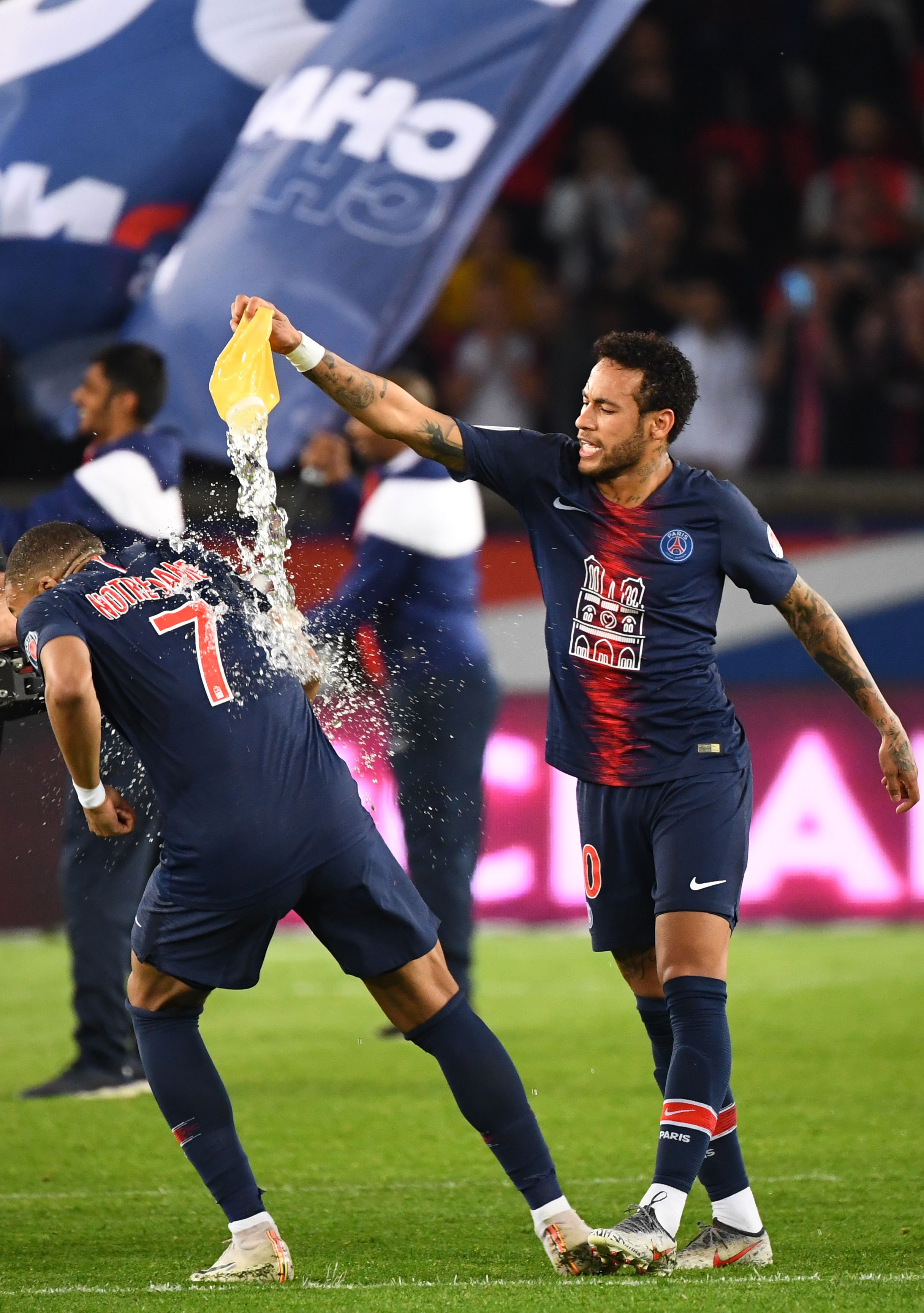 失去双腿的他，每一步都跑出了“不认命”的劲儿！（失去双腿后，他用每一步跑出不向命运低头的力量！）