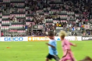 每体：为纪念重返诺坎普，巴萨在对阵毕包时会身着特别版球衣（每体：庆祝重返诺坎普，巴萨战毕尔巴鄂将披纪念版球衣）