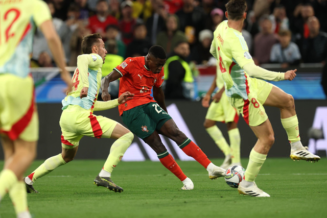 足球评论员兼作家，退役后的克拉默已在创作个人第二部小说（克拉默退役后身兼足球评论员与作家，正着手创作第二部小说）