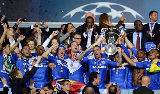 白衣下边是红衣，香港行期间一阿森纳球迷卧底在热刺球迷看台（白衣藏红衫：阿森纳球迷香港行混入热刺看台）