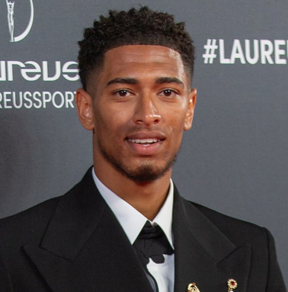 足球不会同情任何人（足球从不怜悯任何人）